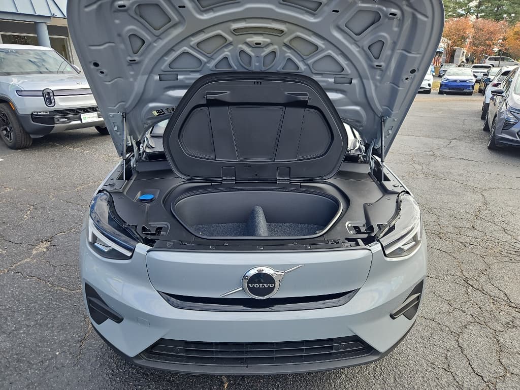 2025 Volvo EX40 view 21