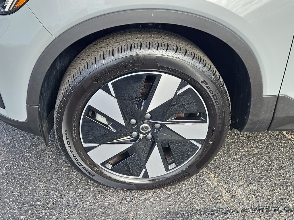 2025 Volvo EX40 view 26