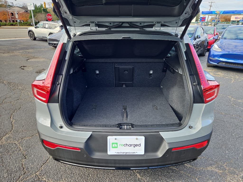 2025 Volvo EX40 view 23