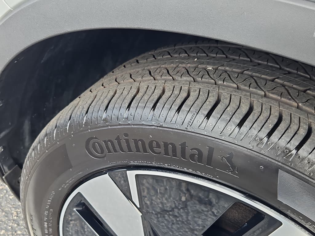 2025 Volvo EX40 view 27