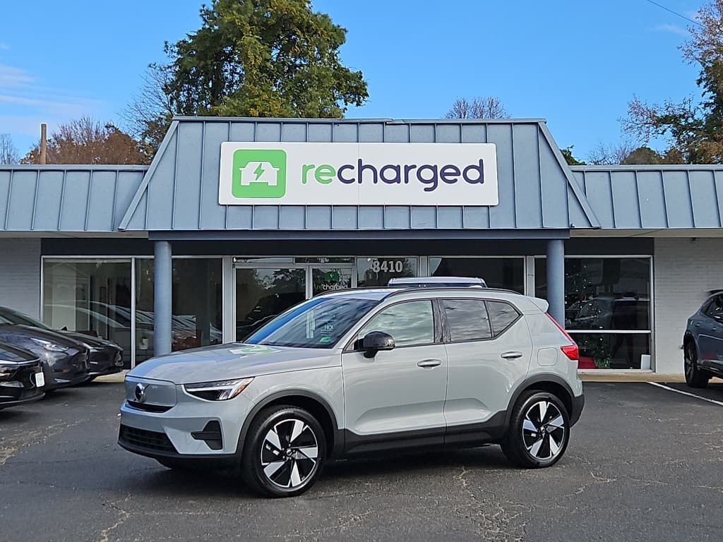 2025 Volvo EX40 view 1