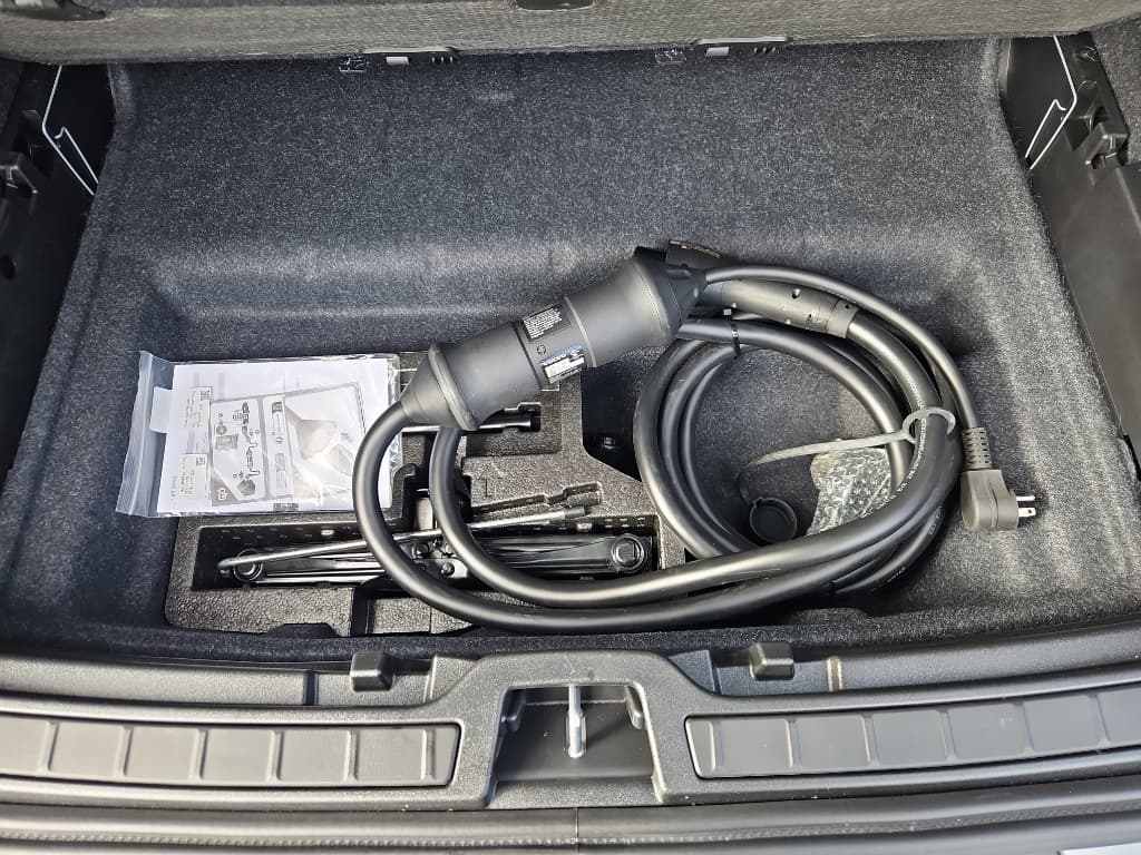 2025 Volvo EX40 view 6