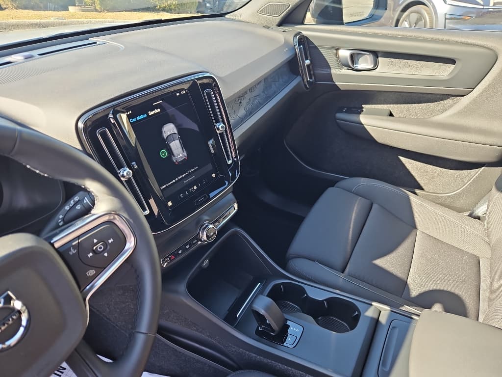 2025 Volvo EX40 view 7