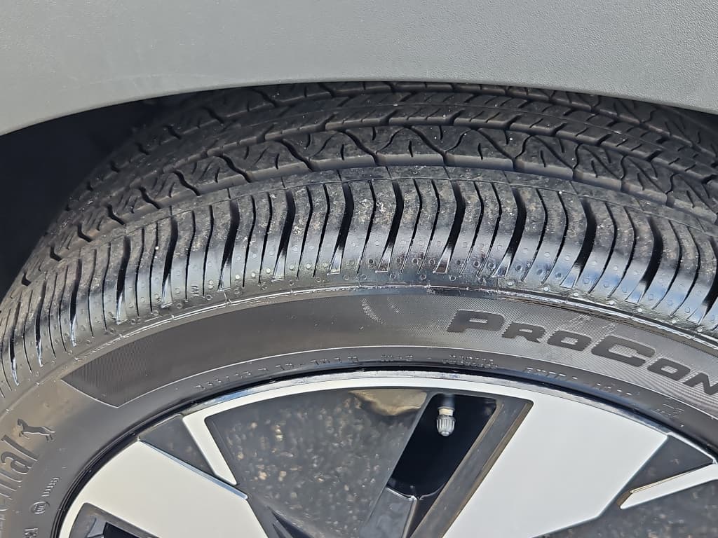 2025 Volvo EX40 view 31