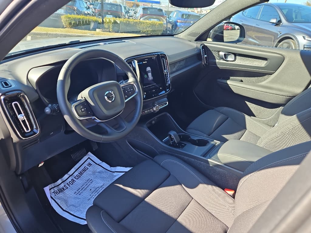 2025 Volvo EX40 view 6