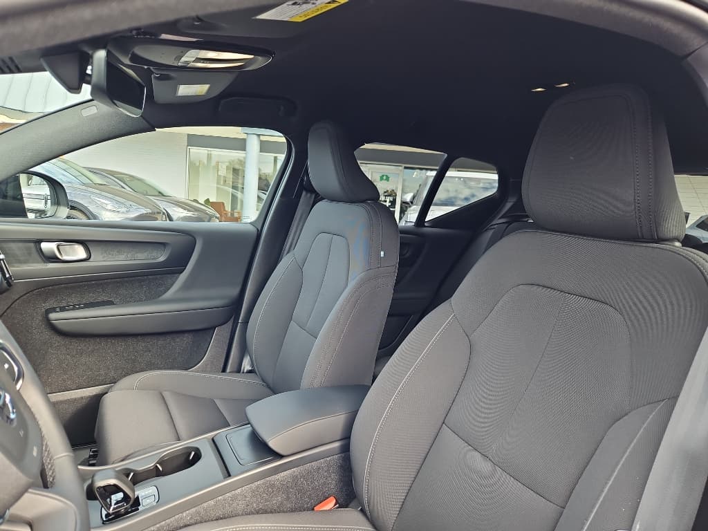 2025 Volvo EX40 view 20