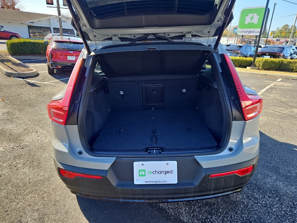 2025 Volvo EX40 view 12