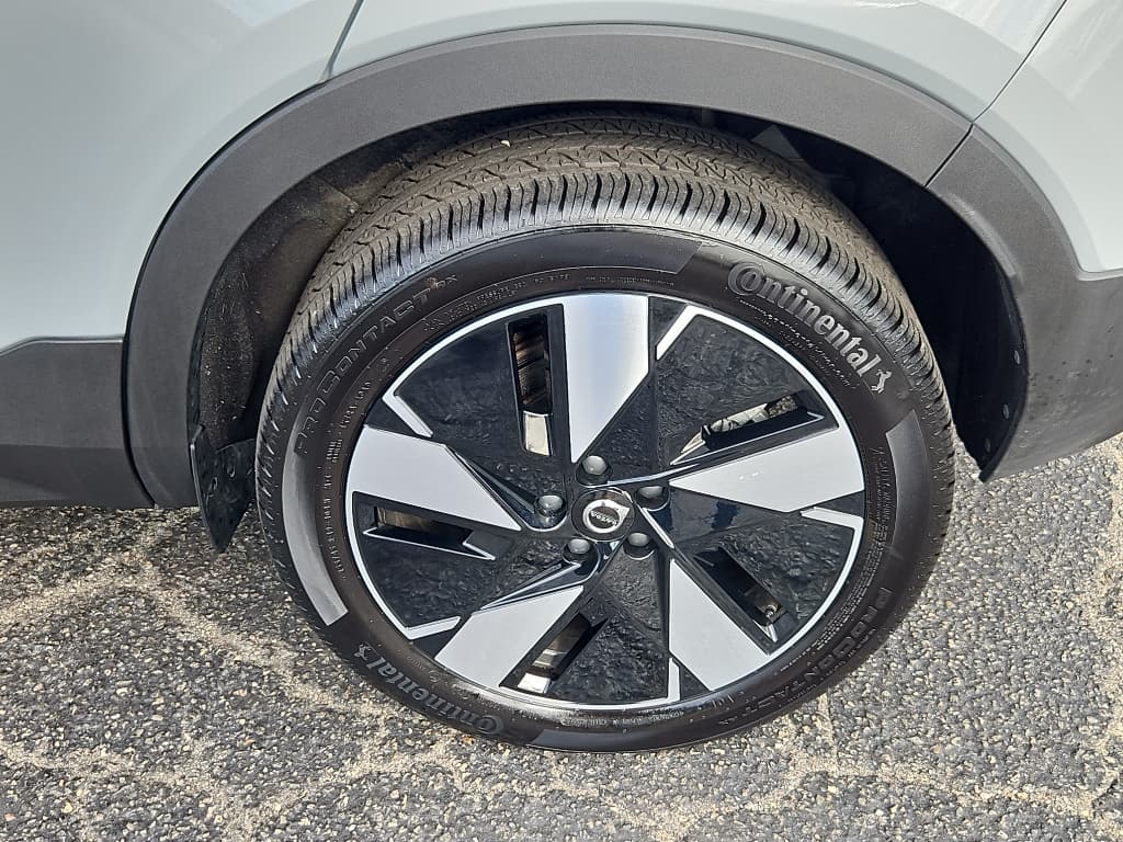 2025 Volvo EX40 view 28