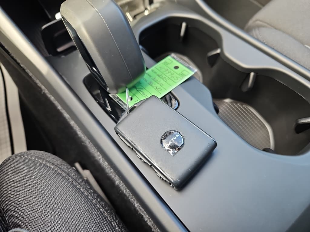 2025 Volvo EX40 view 18