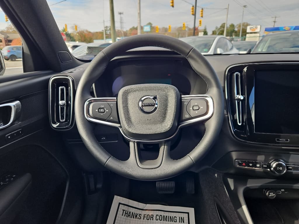 2025 Volvo EX40 view 8