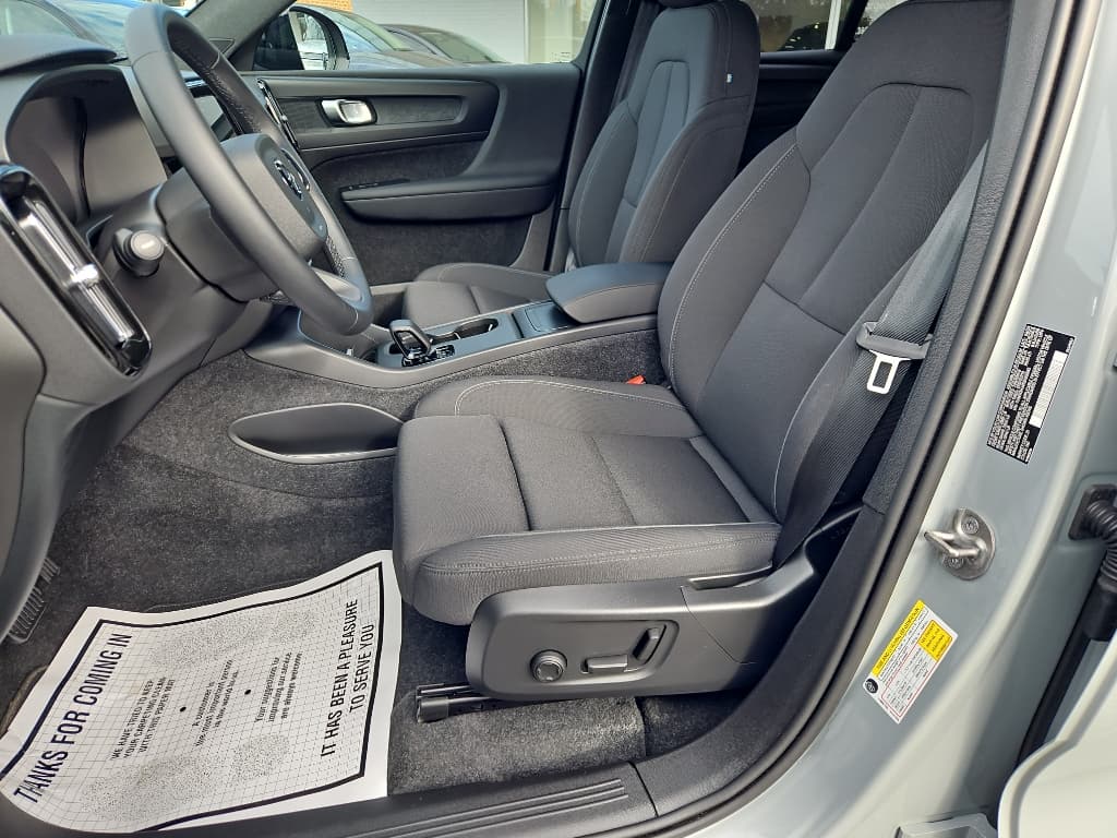 2025 Volvo EX40 view 7