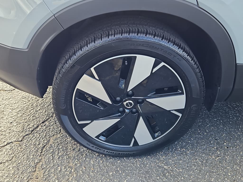 2025 Volvo EX40 view 30