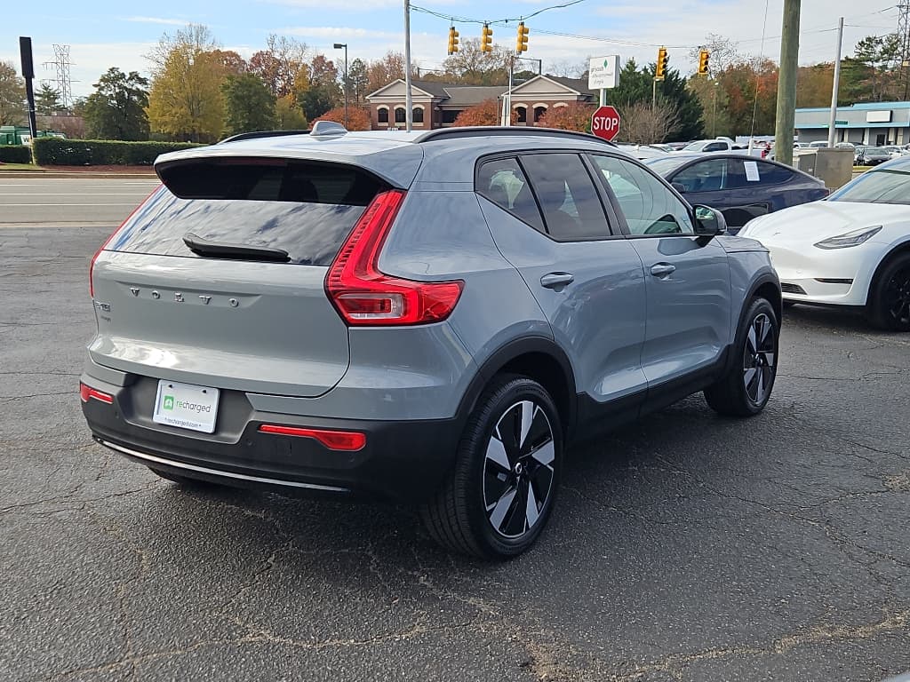 2025 Volvo EX40 view 3