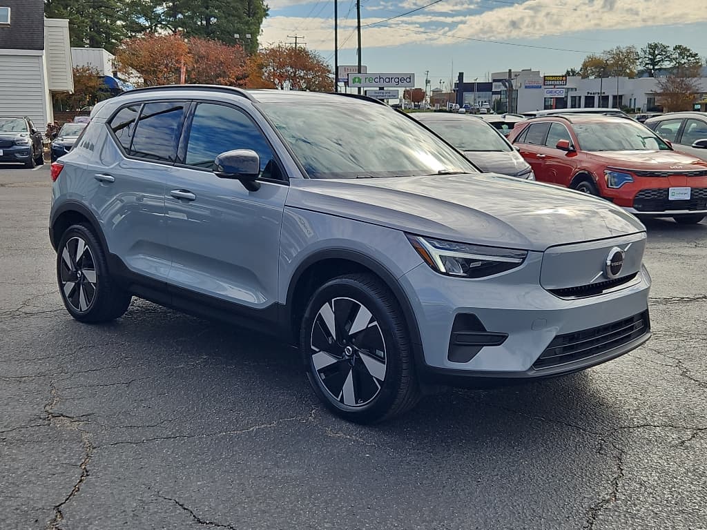 2025 Volvo EX40 view 4