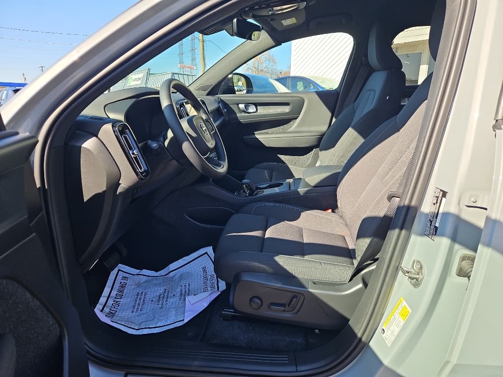 2025 Volvo EX40 view 5