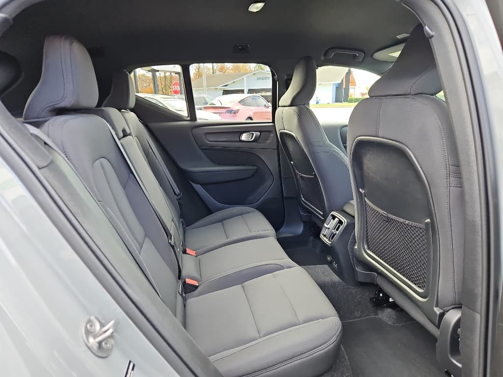 2025 Volvo EX40 view 19