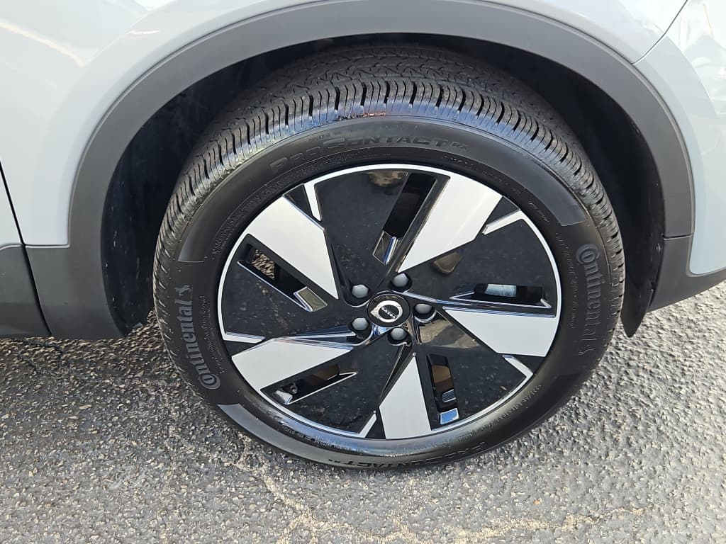 2025 Volvo EX40 view 32