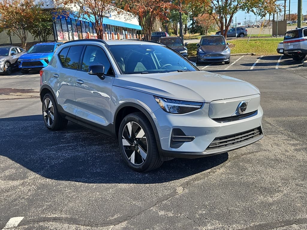 2025 Volvo EX40 view 4