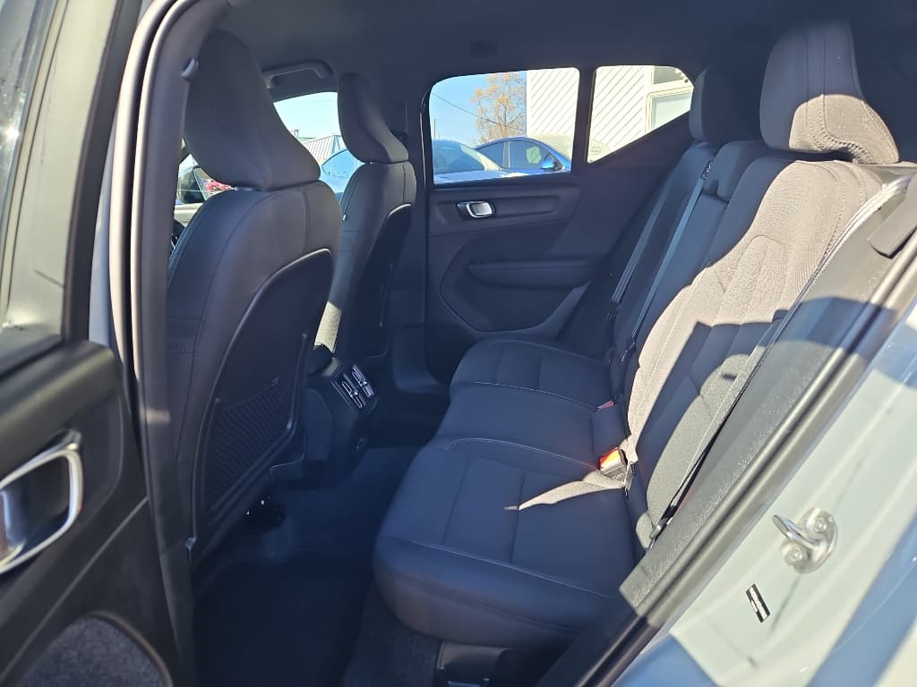 2025 Volvo EX40 view 8