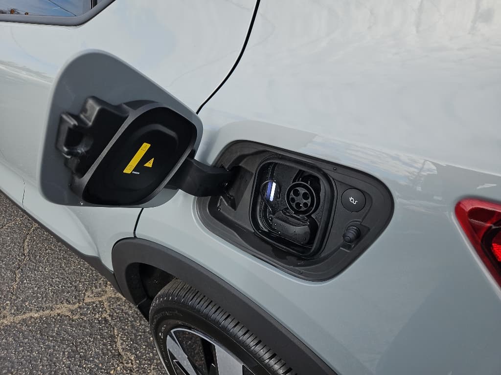 2025 Volvo EX40 view 5