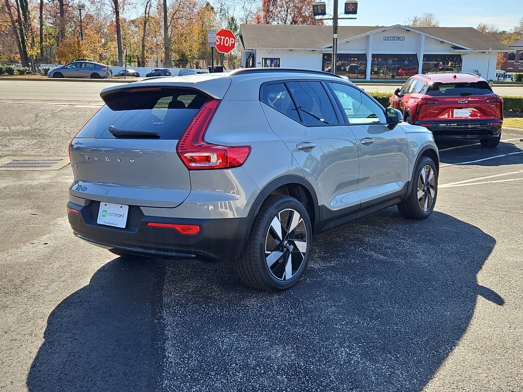 2025 Volvo EX40 view 3