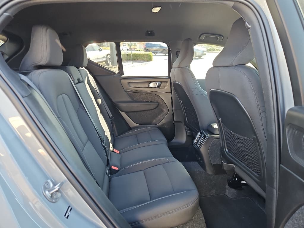 2025 Volvo EX40 view 13