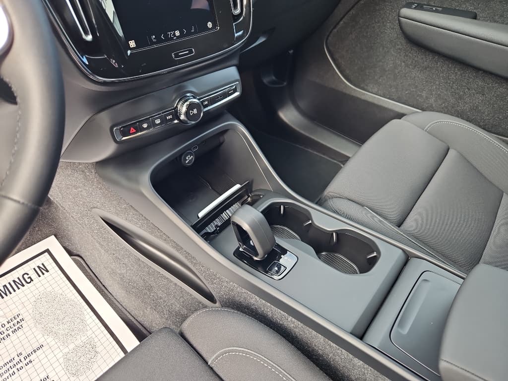 2025 Volvo EX40 view 16