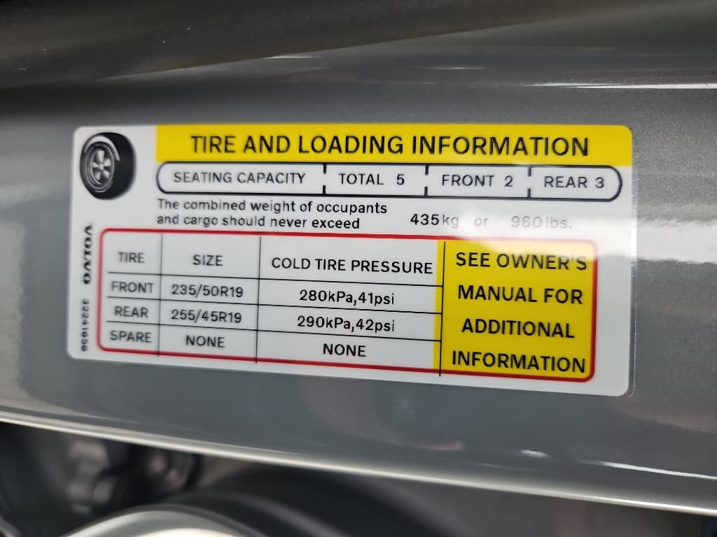 2025 Volvo EX40 view 25