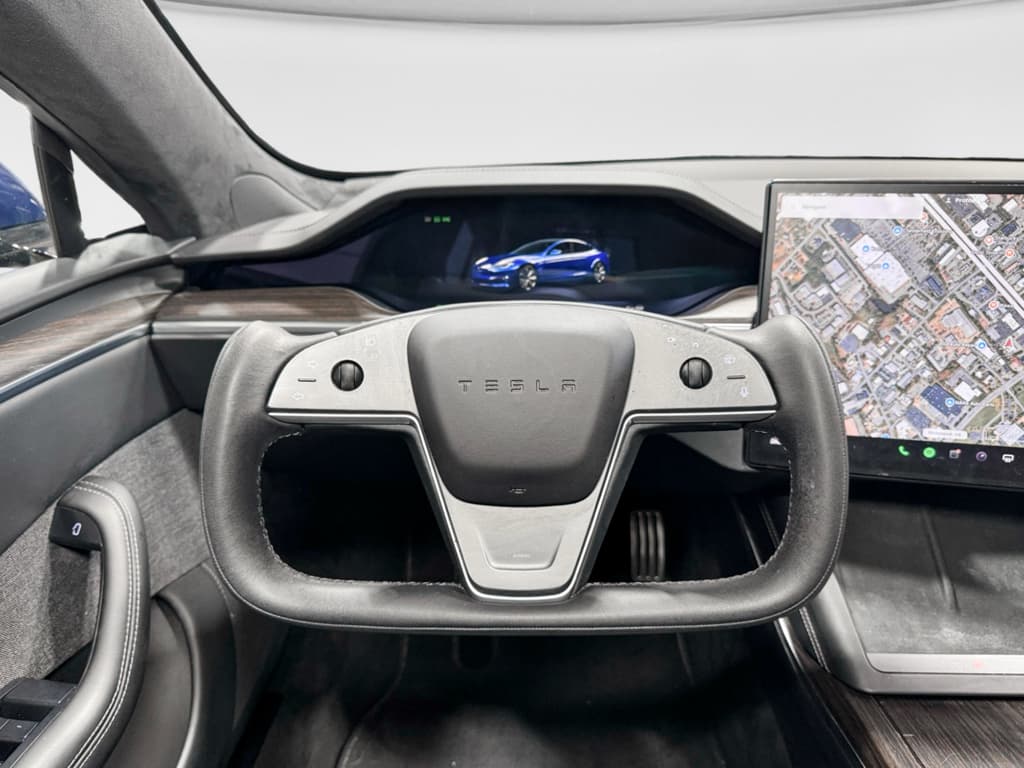 2023 Tesla Model S view 7