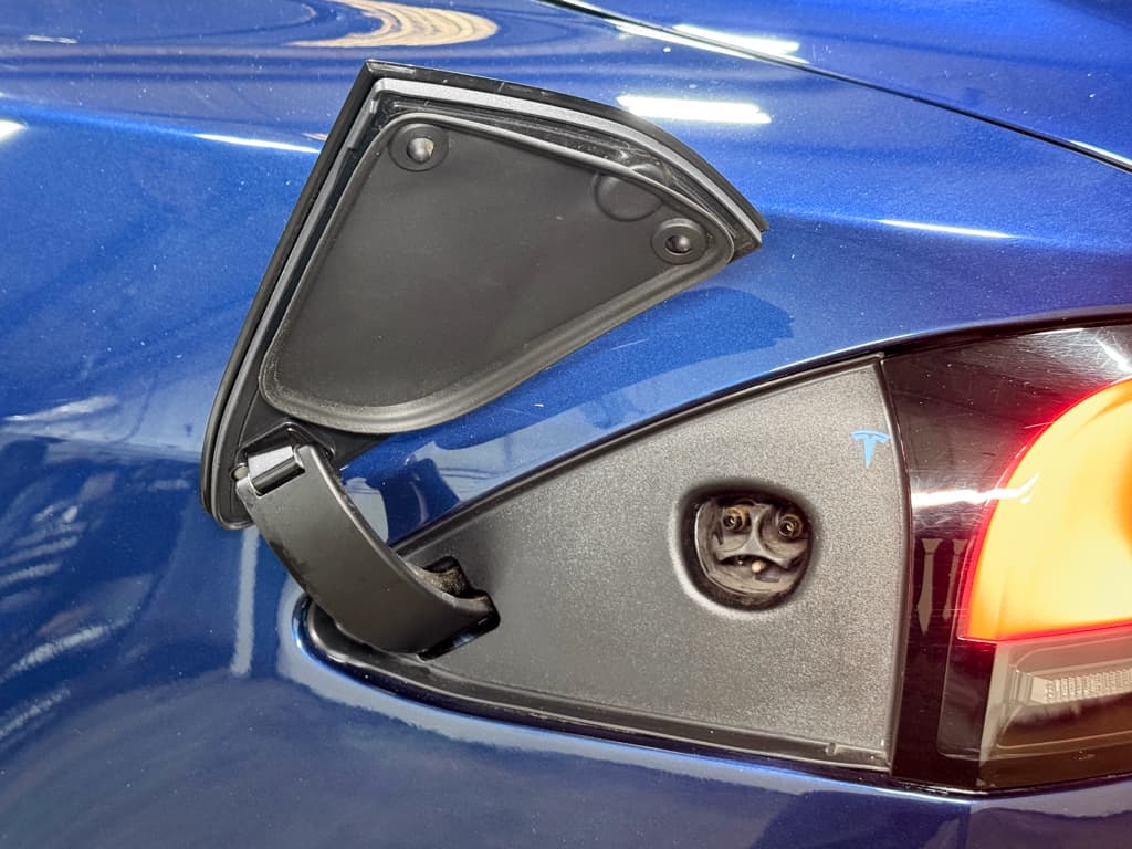 2023 Tesla Model S view 5