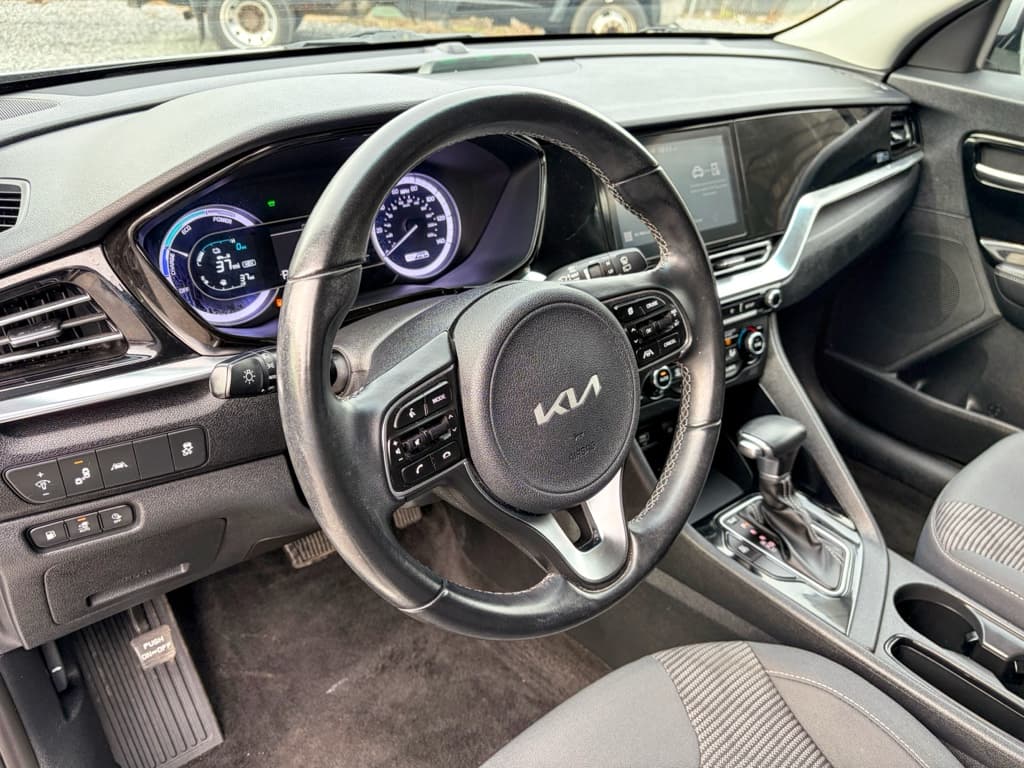 2022 Kia Niro PHEV view 17