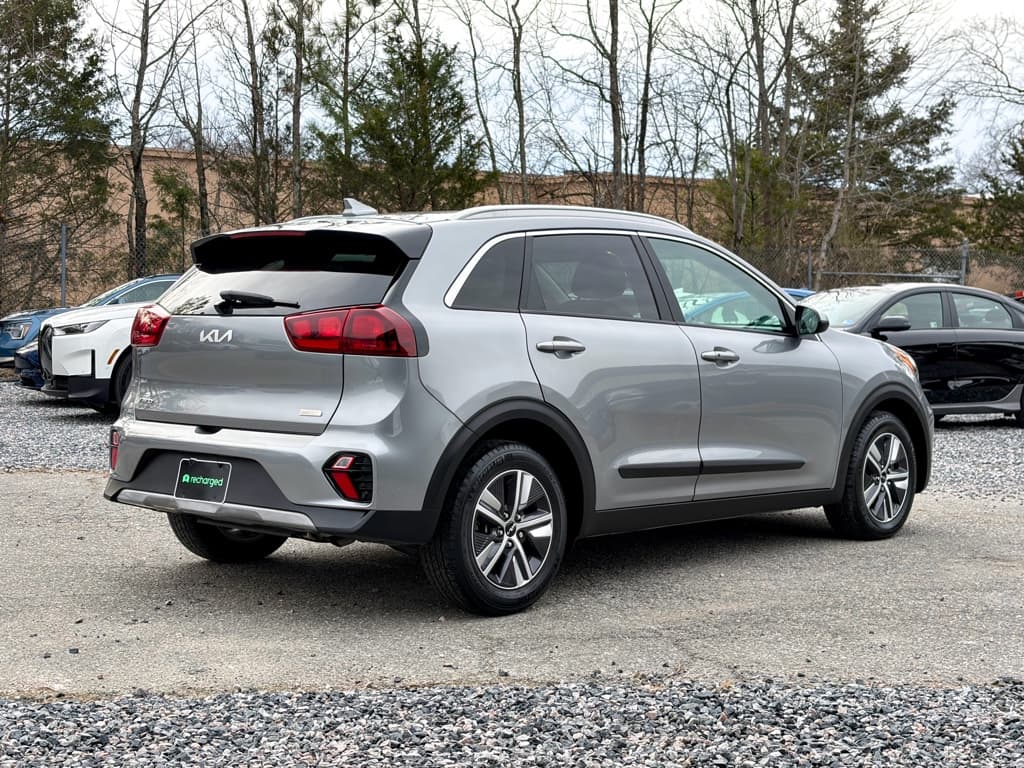 2022 Kia Niro PHEV view 3