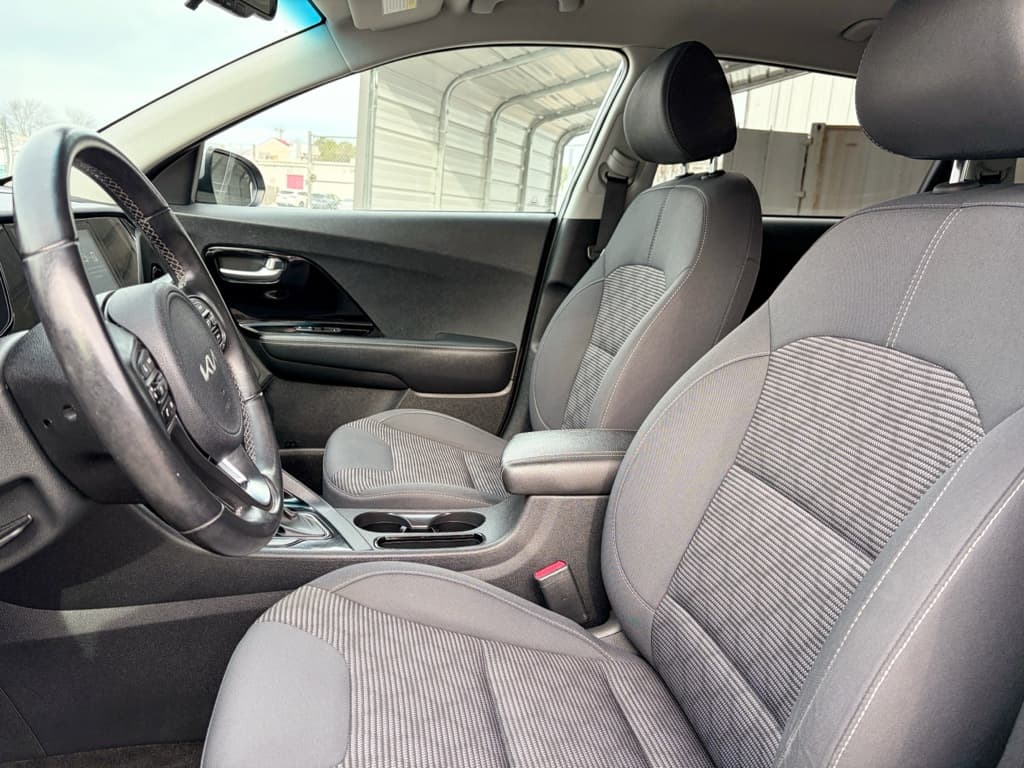 2022 Kia Niro PHEV view 16