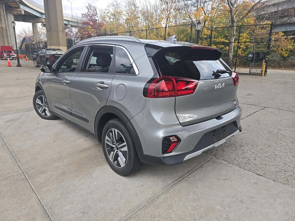 2022 Kia Niro PHEV view 2