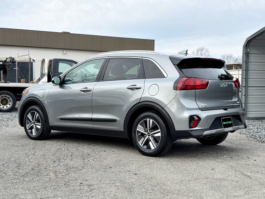 2022 Kia Niro PHEV view 2