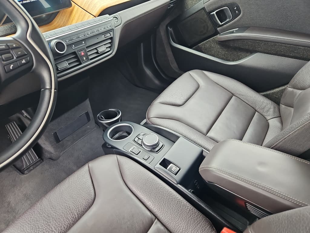 2016 BMW i3 view 16