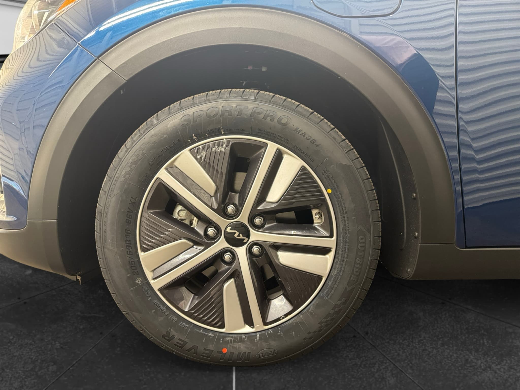 2022 Kia Niro PHEV view 28