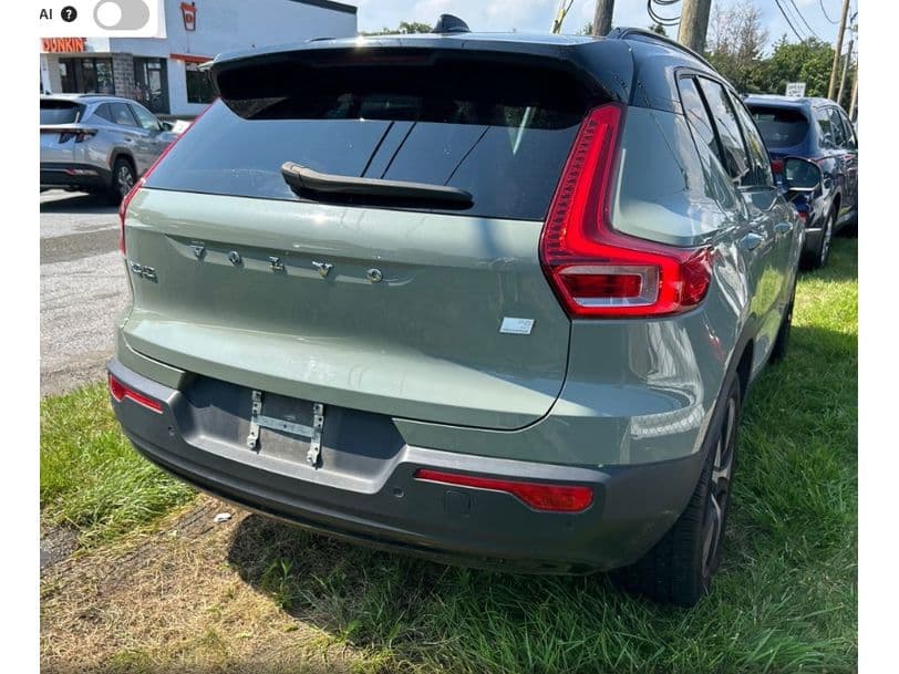 2021 Volvo XC40 view 3