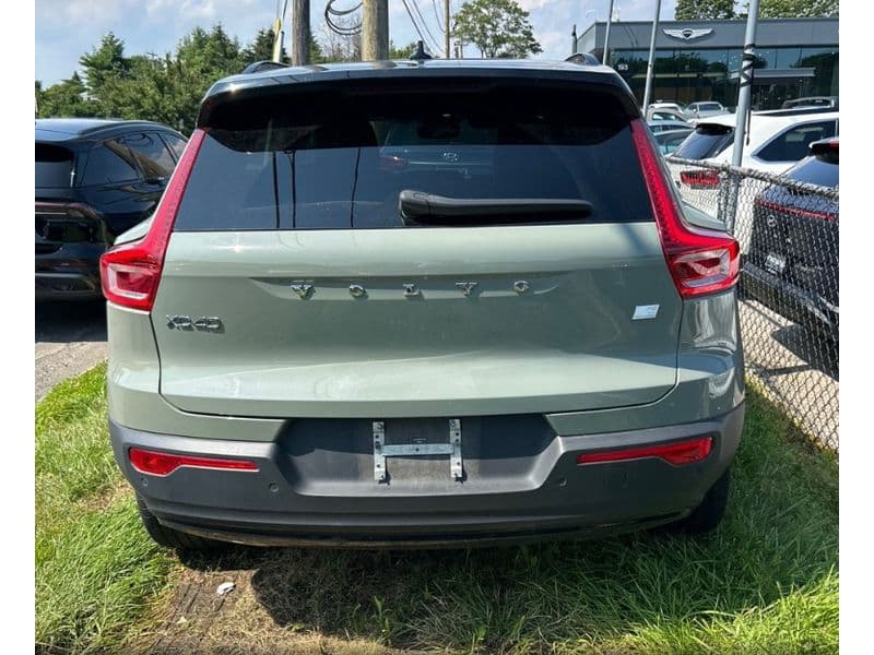 2021 Volvo XC40 view 4