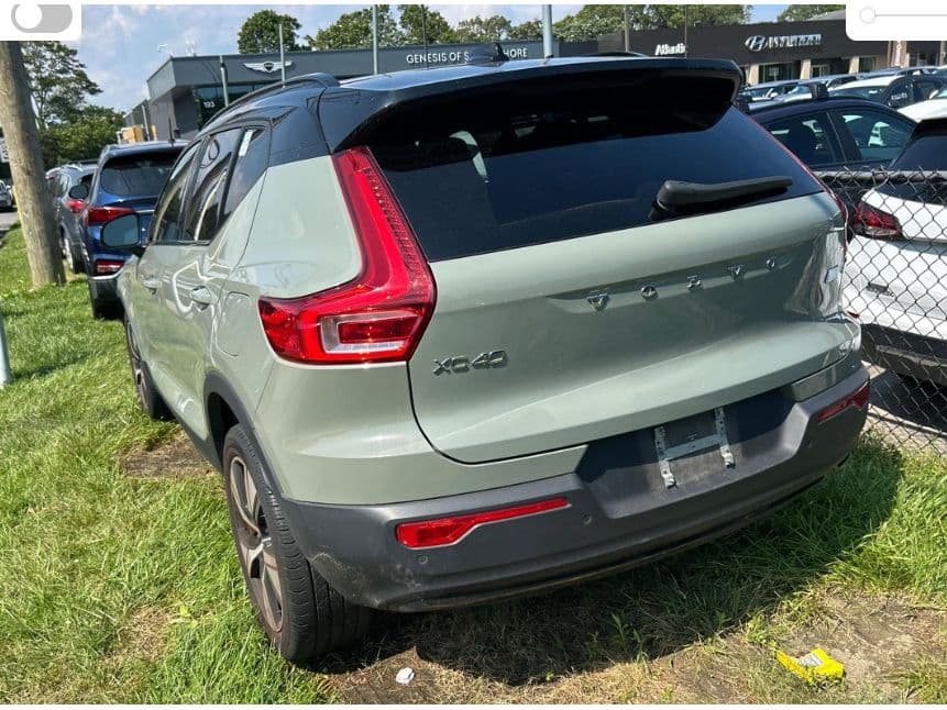 2021 Volvo XC40 view 5