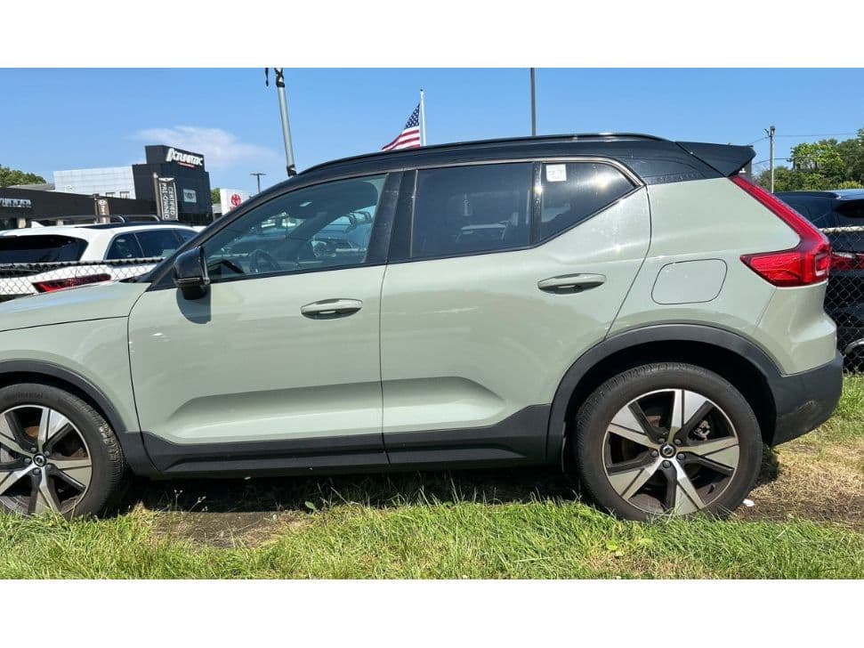 2021 Volvo XC40 view 6