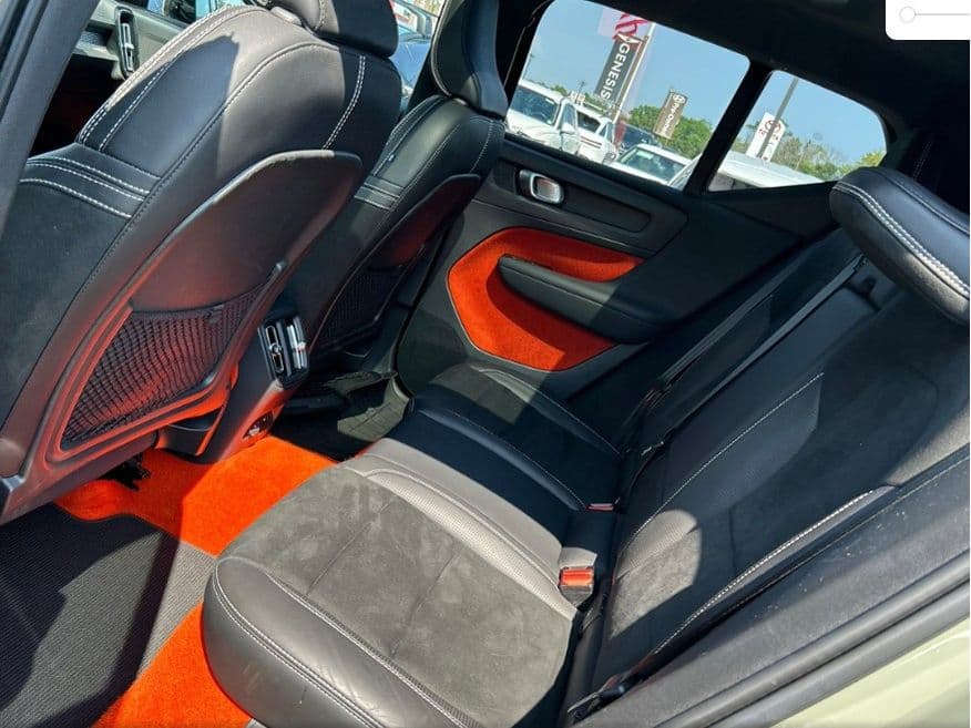 2021 Volvo XC40 view 8
