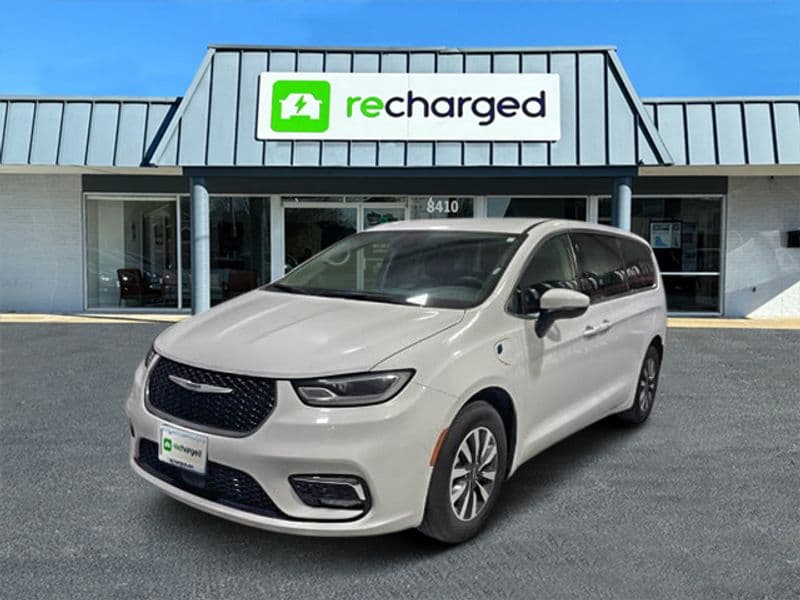 2023 Chrysler Pacifica view 2