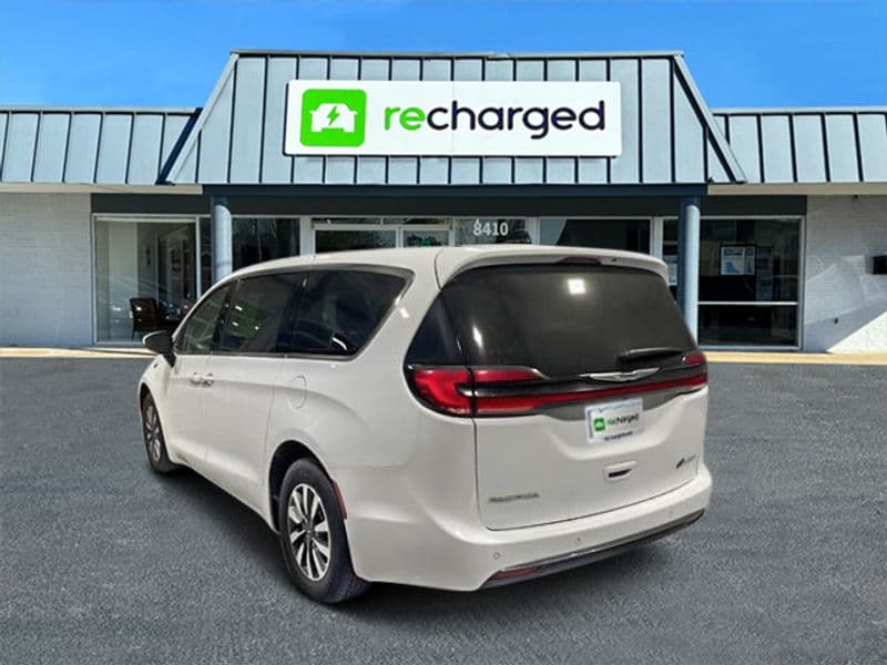 2023 Chrysler Pacifica view 3