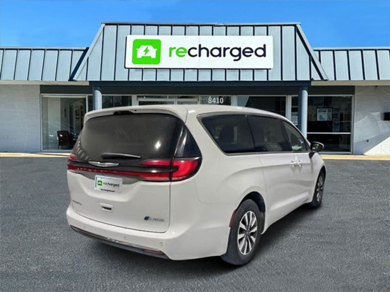 2023 Chrysler Pacifica view 4