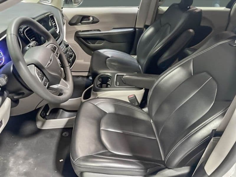 2023 Chrysler Pacifica view 5