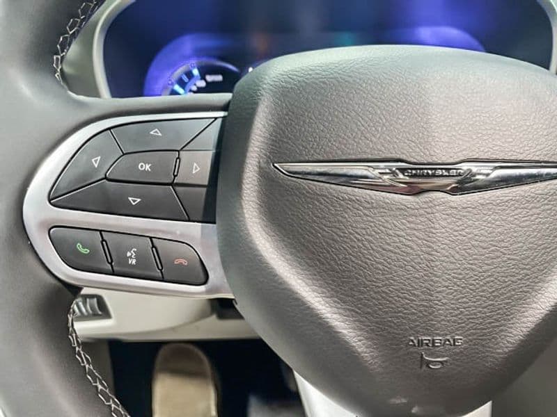 2023 Chrysler Pacifica view 6