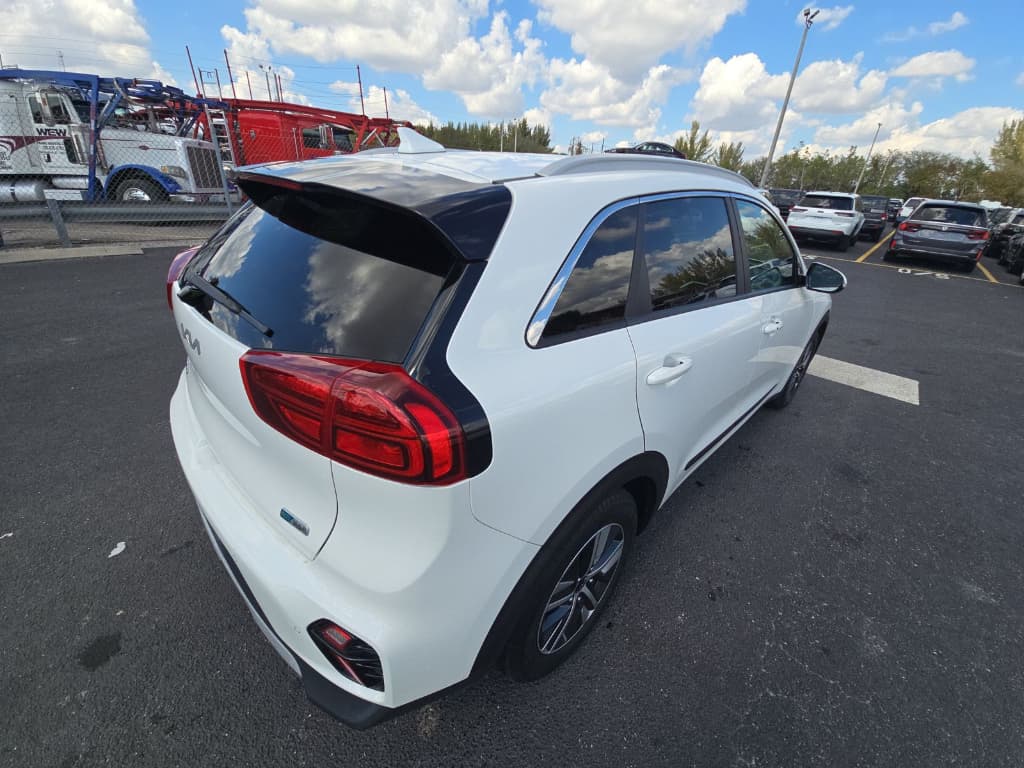 2022 Kia Niro PHEV view 3