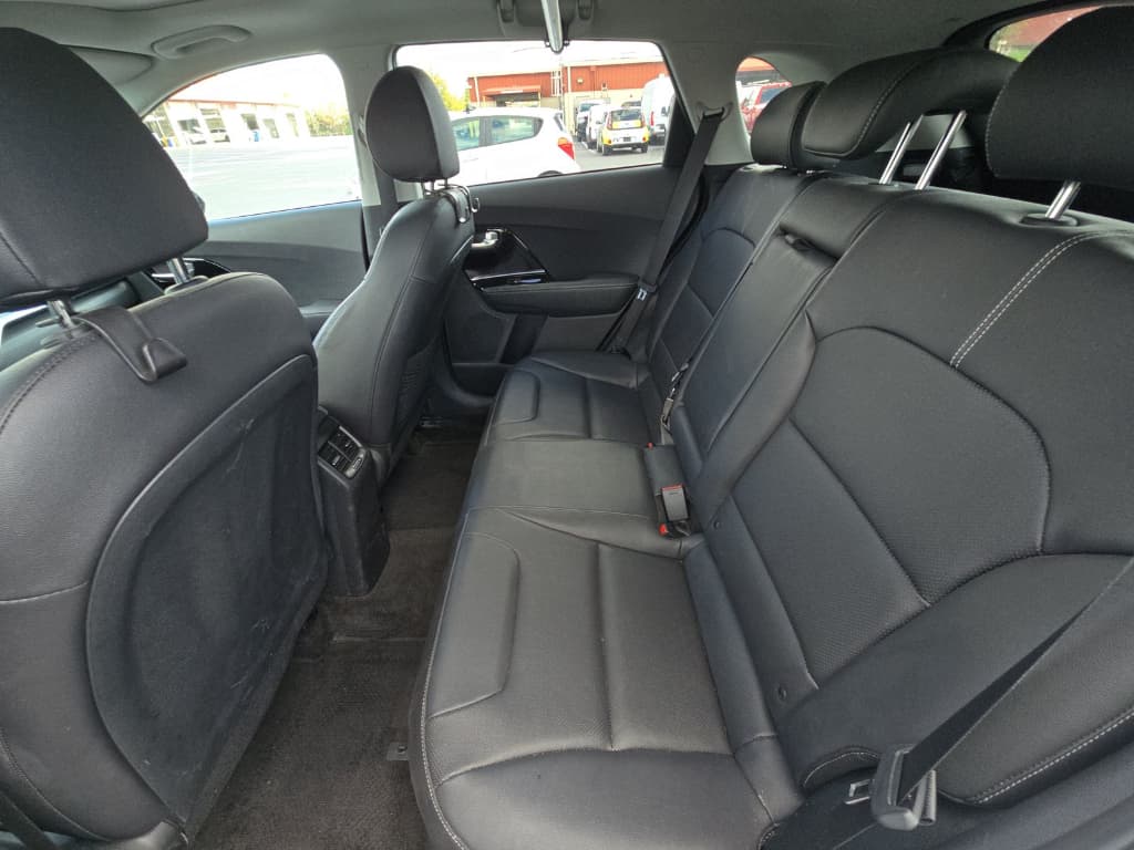 2022 Kia Niro PHEV view 6