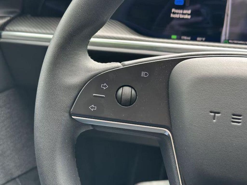 2024 Tesla Model S view 7